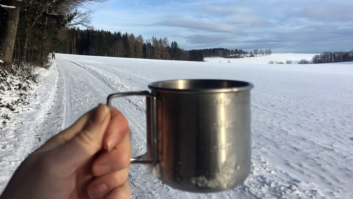 Teepause bei der Winterwanderung. Foto: Daisy Richter