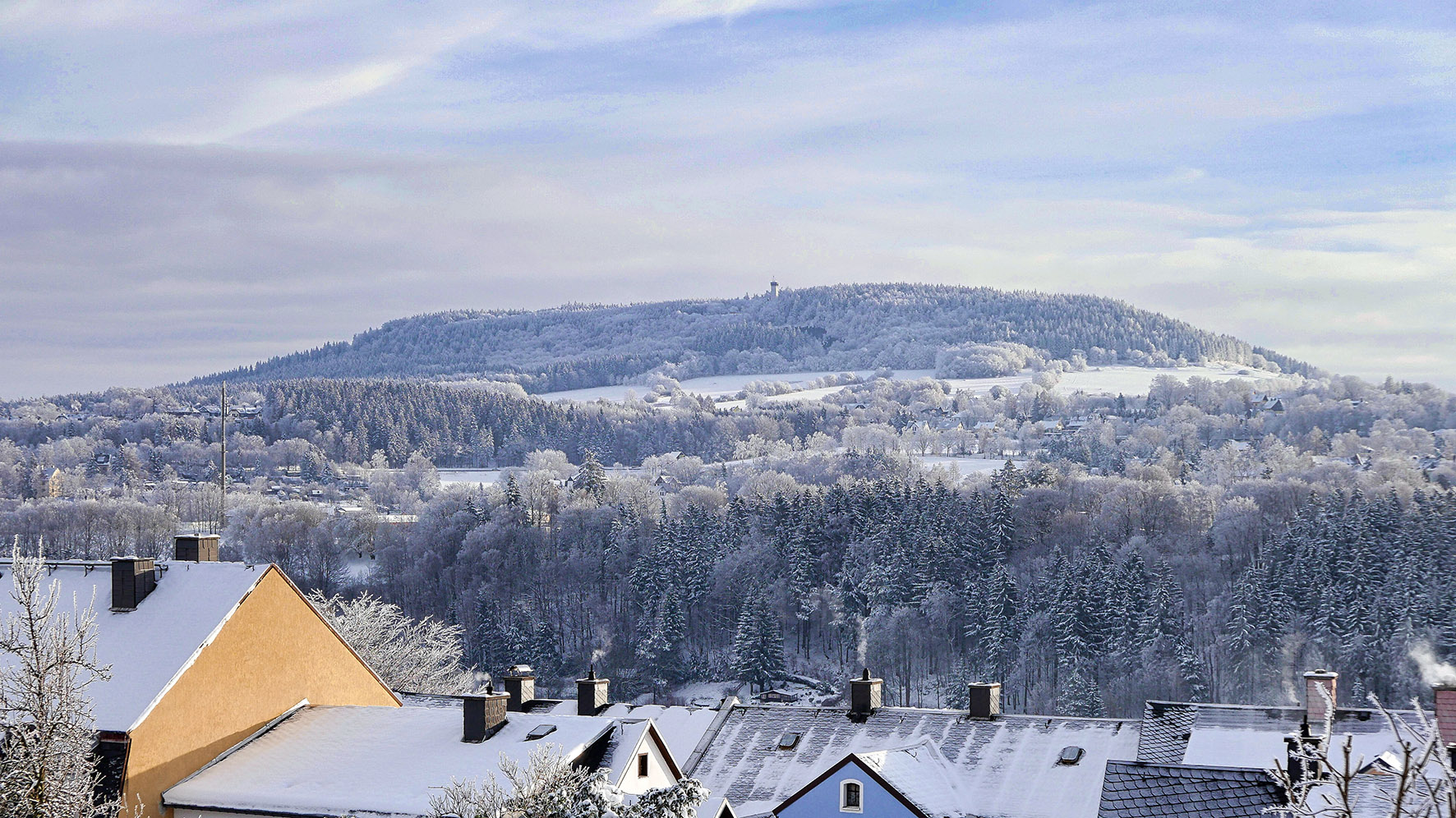 Blick auf den 832 Meter hohen Pöhlberg. Foto: Chris Bergau