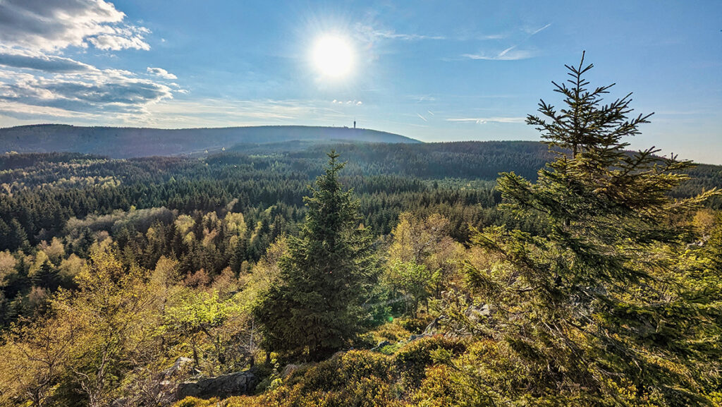 Auf dem 1.097 Meter hohen Meluzína (Wirbelstein) im böhmischen Teil des Erzgebirges mit Blick auf den 1.244 Meter hohen Klínovec (Keilberg). Foto: Chris Bergau